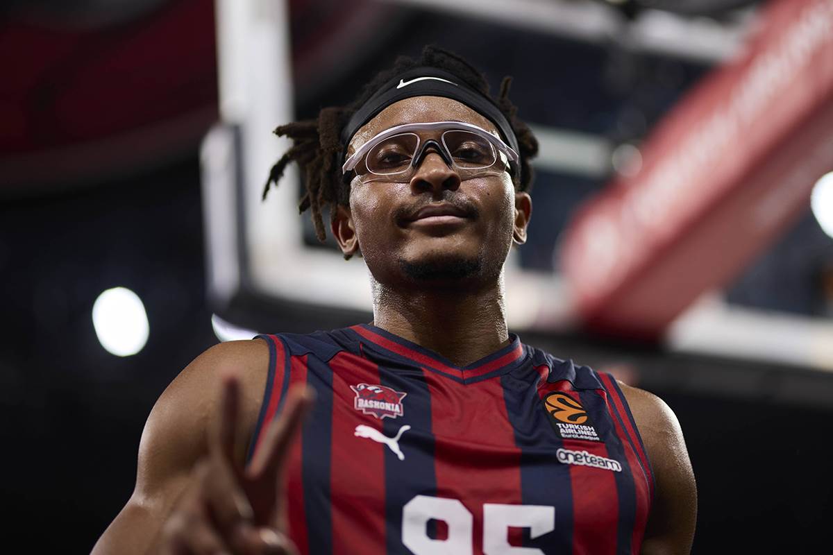  Zašto Čima Moneke nosi naočare na terenu? 