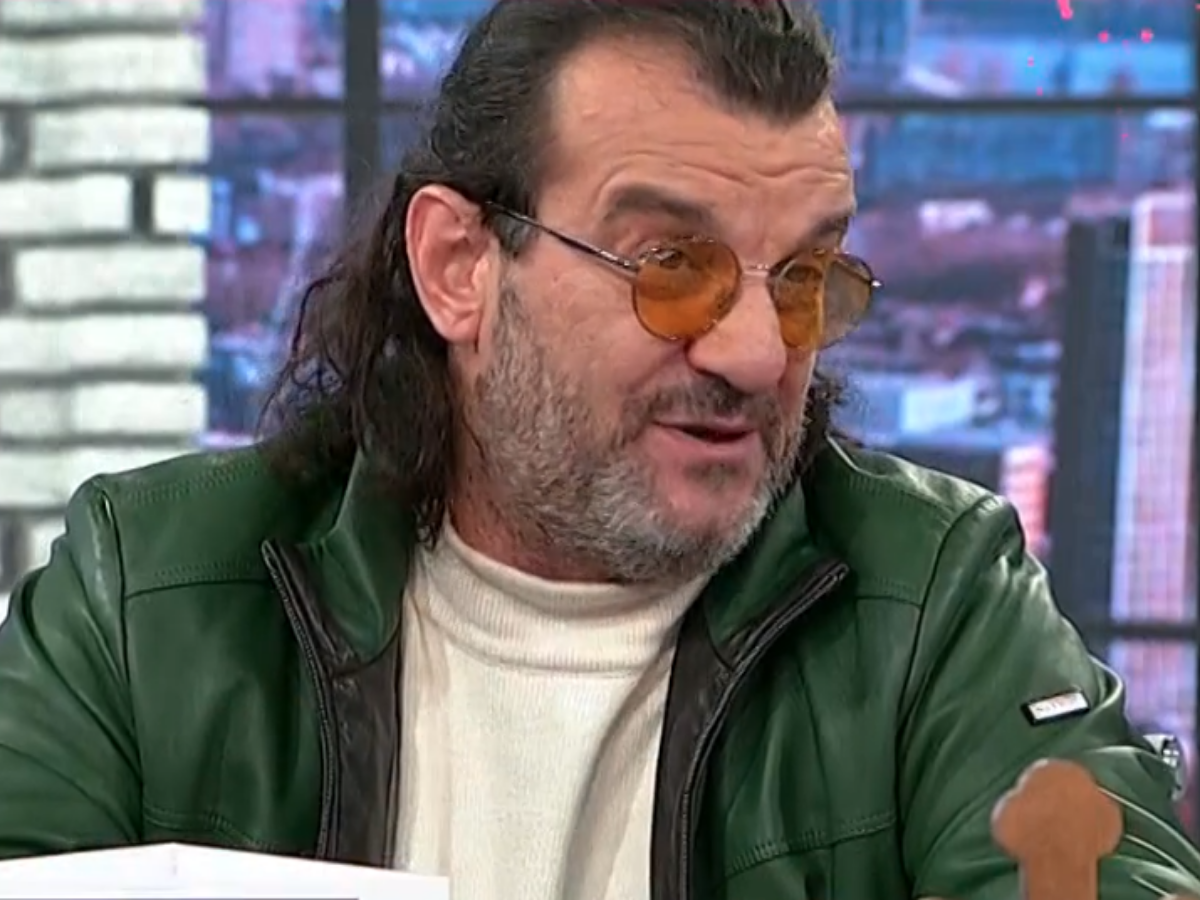  "Vidite da ništa nije strašno": Aca Lukas tokom nastupa ogrnuo zastavu Hrvatske (Foto) 