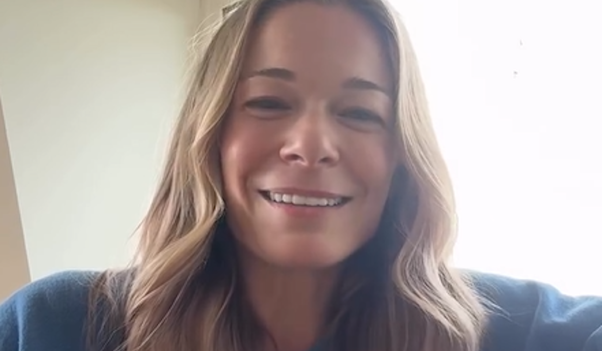  Blam kakav se ne pamti: Poznatoj pjevačici ispali zubi usred pjesme, objavila snimak 