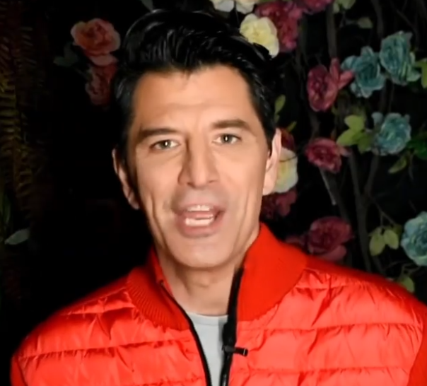  Raširio noge, a publika snima li snima 