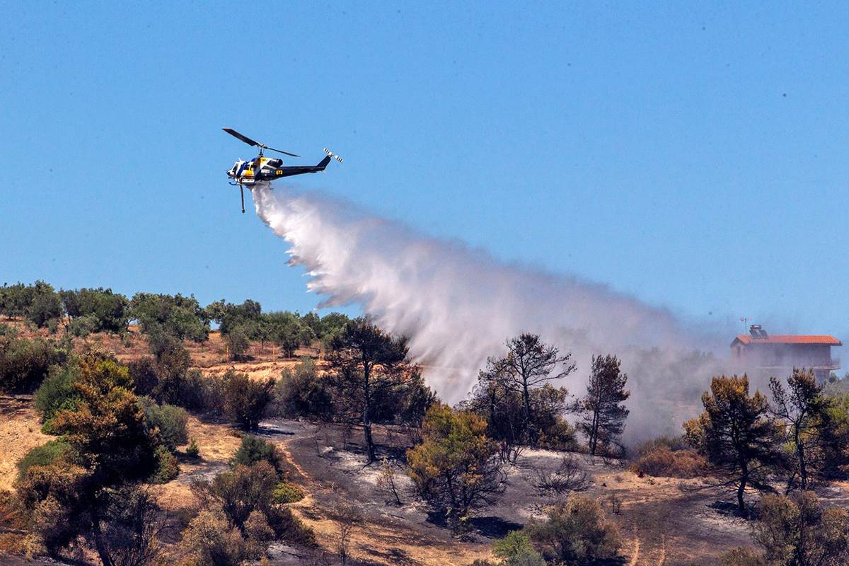  Buknuo veliki požar kod Splita, kupači u panici 
