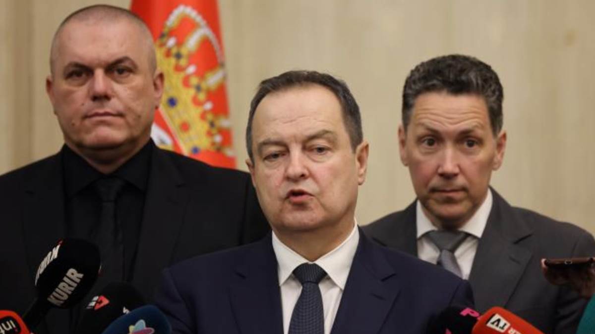  Ivica Dačić osudio napade učesnika skupa na Slaviji na policiju 