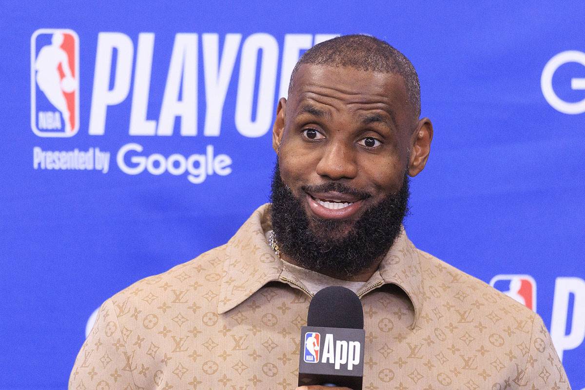  Lebron Džejms potpisao novi ugovor sa L.A. Lejkersima na još jednu sezonu. 