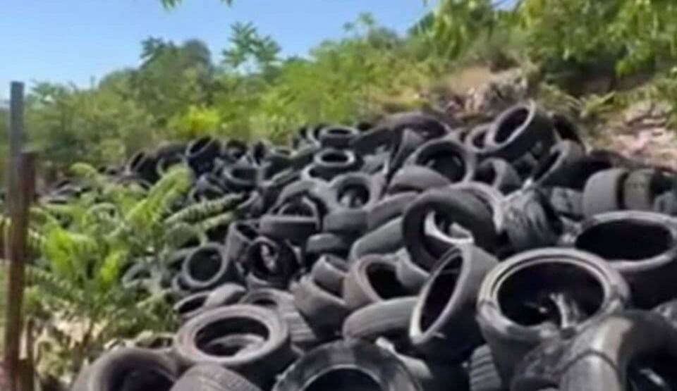  Mujović: Na granici sa Tuzima pronađena deponija guma 