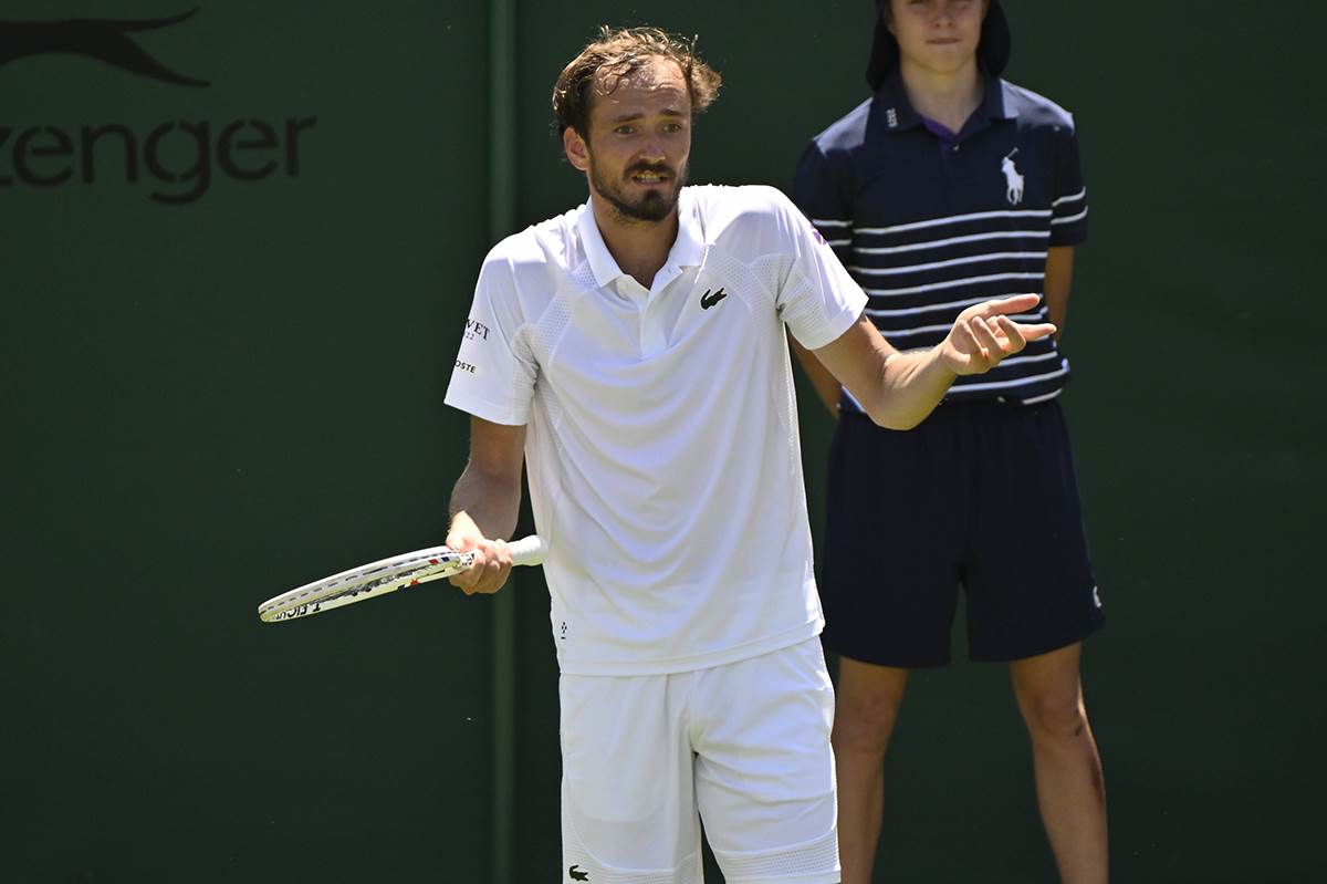  Medvedev izgubio živce na Vimbldonu i odmah ispao 