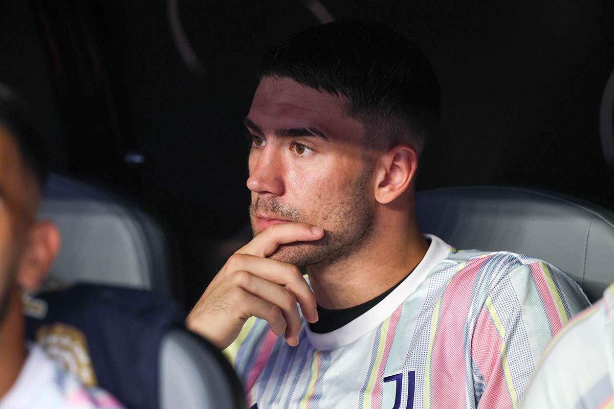  Juventus i dalje čeka odgovarajuću ponudu za Dušana Vlahovića 