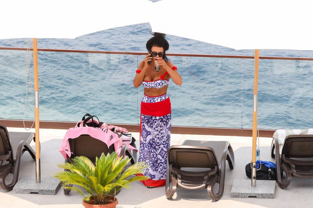  Baka kao milion dolara: Lidija grmjela u crvenoj haljini s dekolteom, pa objavila prve slike s unuko 