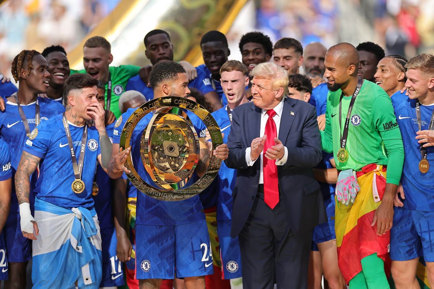  Predsjednik Amerike odbio da se skloni sa  