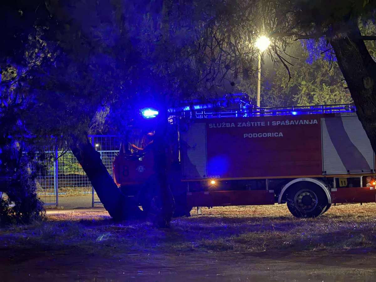  Na Starom Aerodromu gori krov kuće, na terenu desetak vatrogasaca 