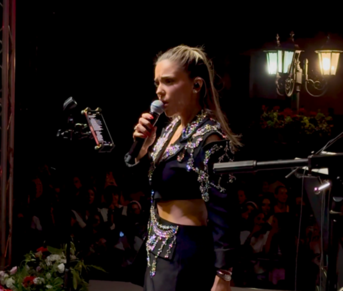  Breskvicu gađali iz publike tokom nastupa: Odmah reagovala kada je vidjela šta se nalazi na bini 