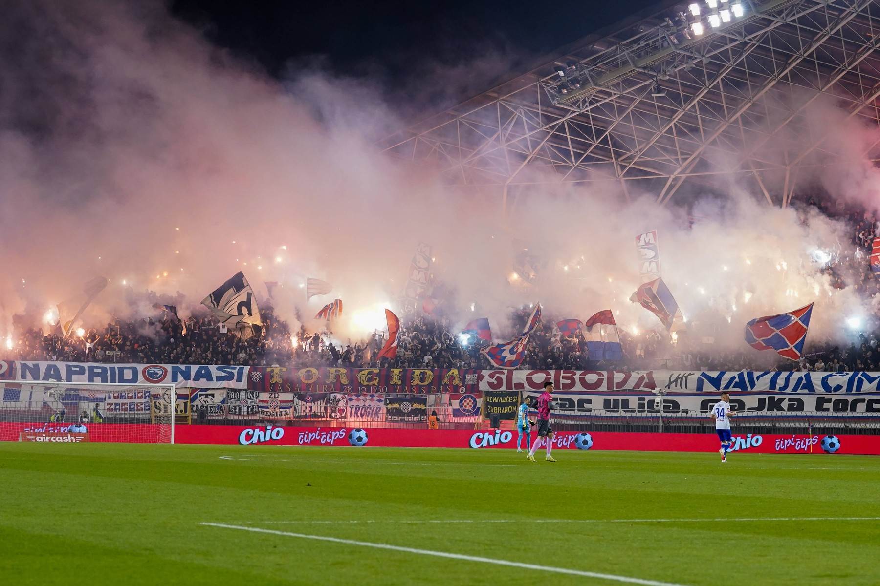  Krhotine leksana padale sa krova "Poljuda" 