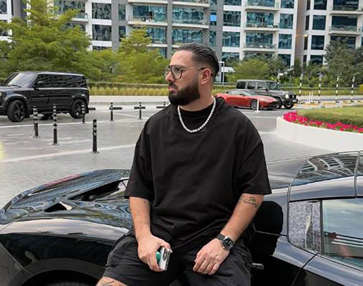  Izašao na binu 3 dana nakon što je upucan u nogu: Sajfer došao na štakama, žena sve vrijeme uz njega 