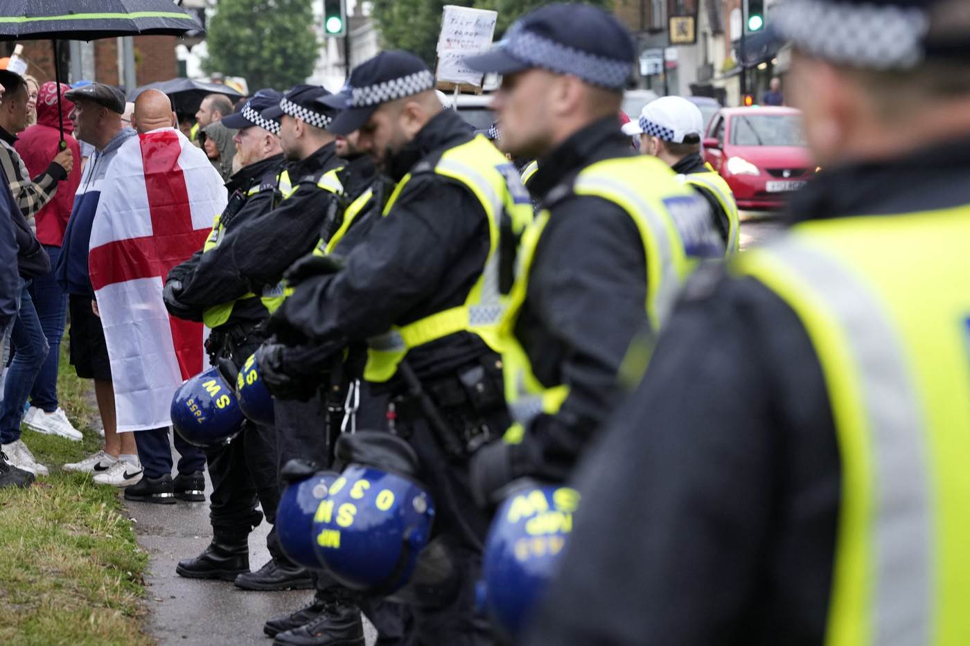  Blizu Londona izbili su sukobi demonstranata sa policijom zbog migranata 