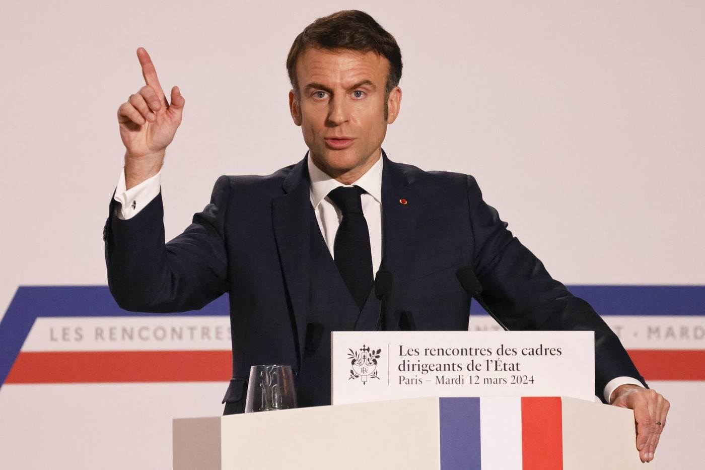  Politički haosi šire se u Francuskoj, traži se ostavka Makrona i raspisivanje prijevremenih izbora 