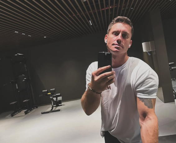  Bivši muž Marije Mikić ne živi sam u Dubaiju: Pozirao bez majice, a svi gledaju u jedan detalj 