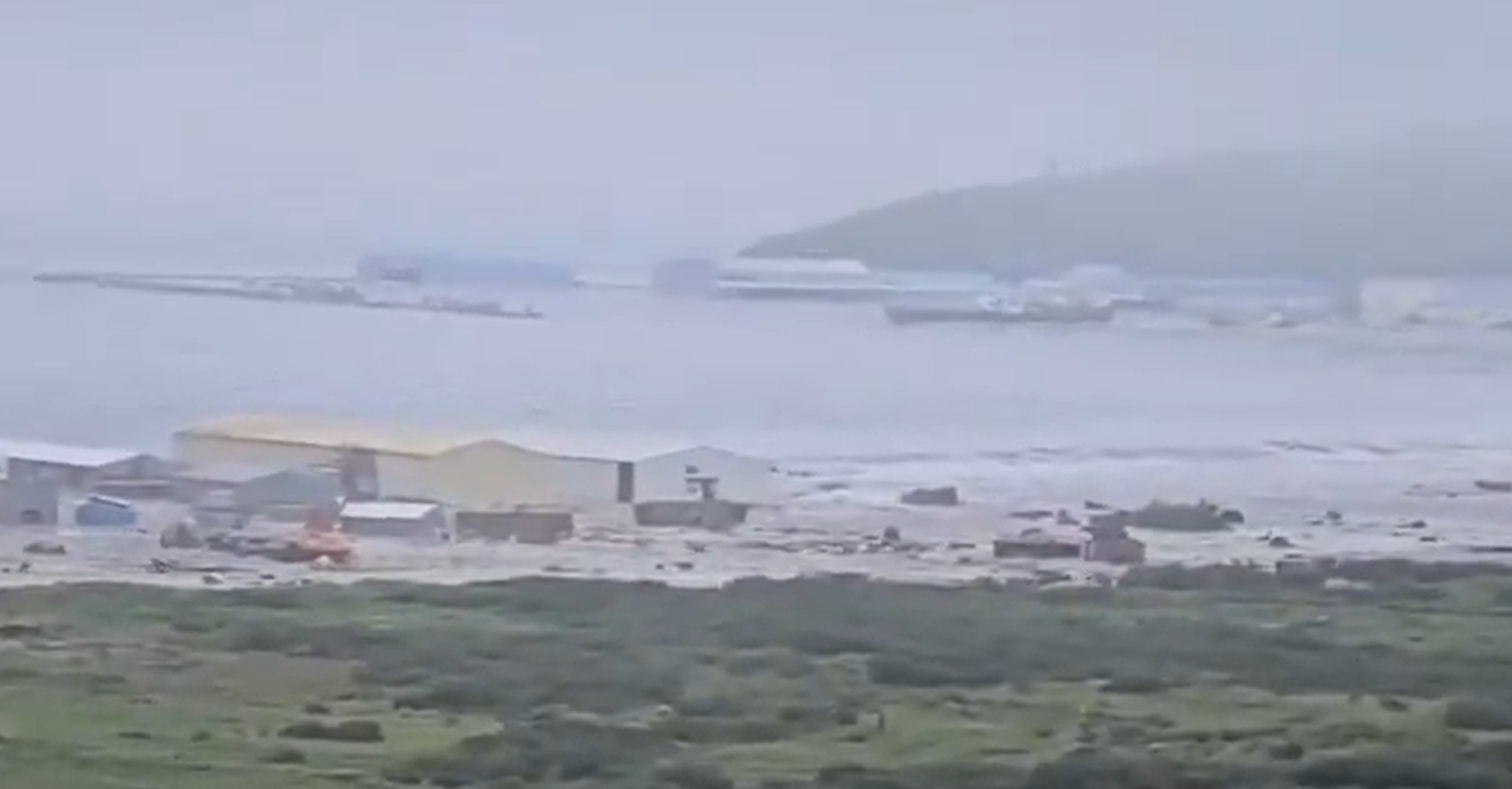  Talasi nemilosrdno ruše sve pred sobom: Novi jezivi snimci razornog cunamija 