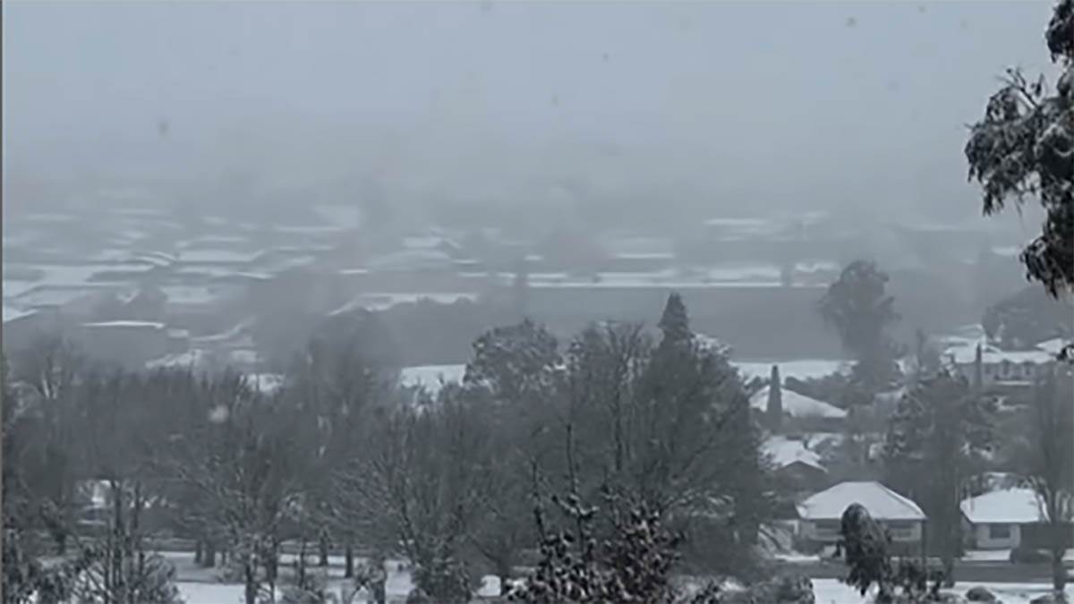  Evropa gori, a ovdje palo 40 centimetara snega: Hiljade ljudi bez struje, vozila zaglavljena u snijegu i ledu 