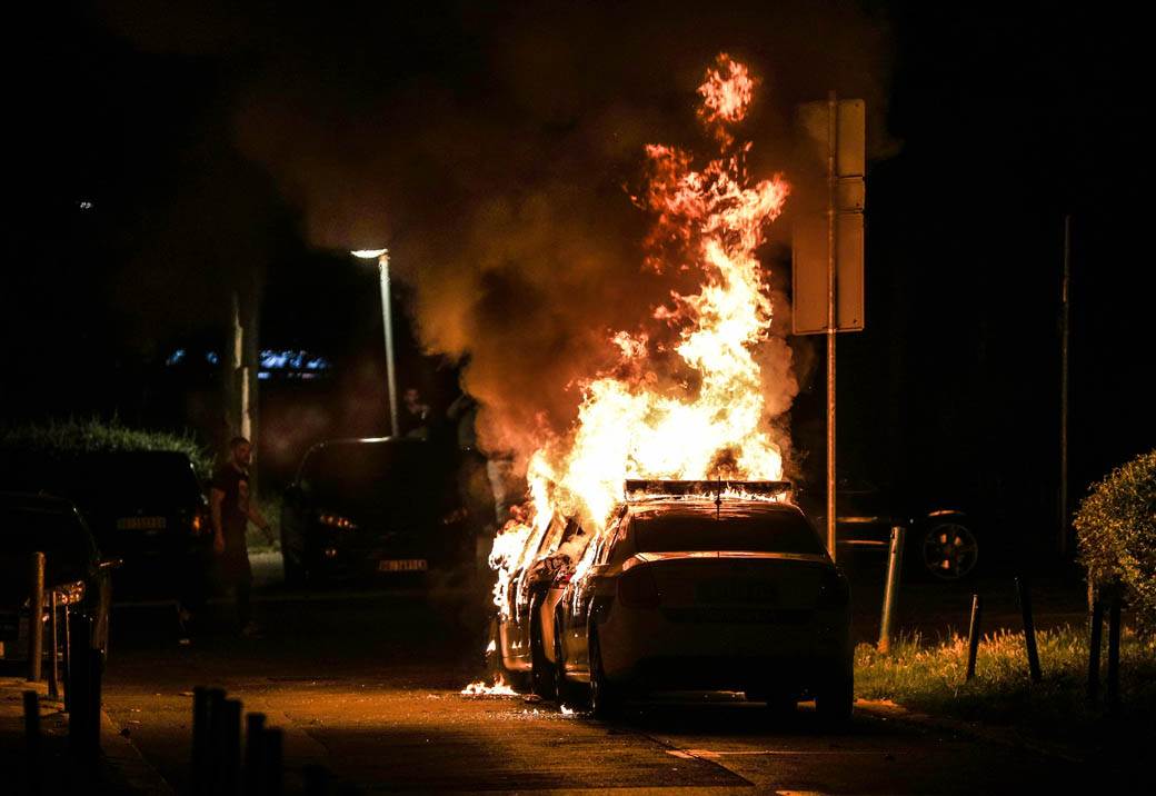  Zapaljen još jedan automobil na Vračaru: Kamere snimile muškarca sa flašom benzina, traga se za počiniocem 