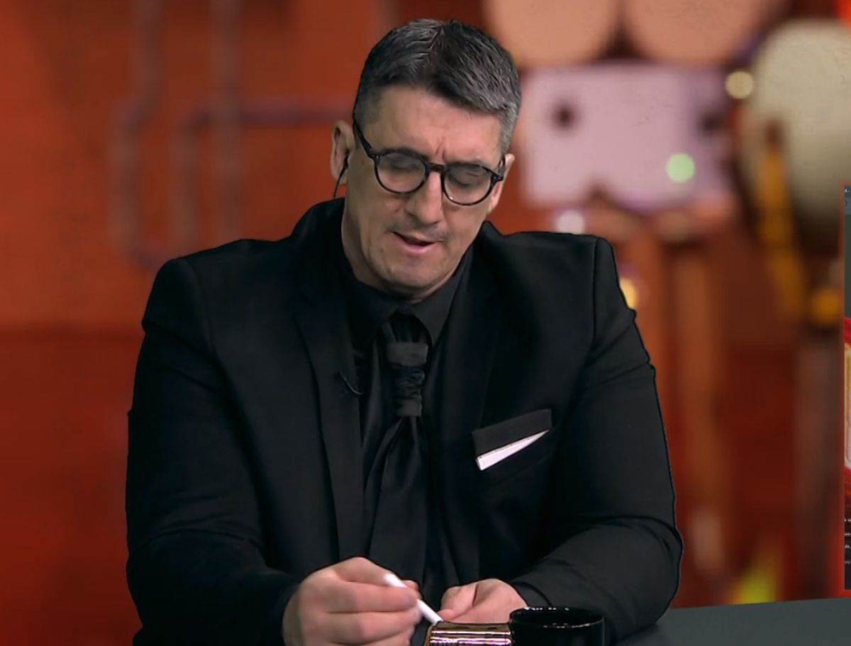  Kristijan je sve vrijeme za ruku držao Kristinu. 