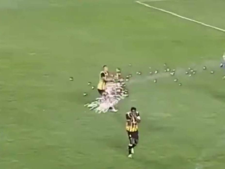  Navijači vatrometom pogodili fudbalera u međunožje 