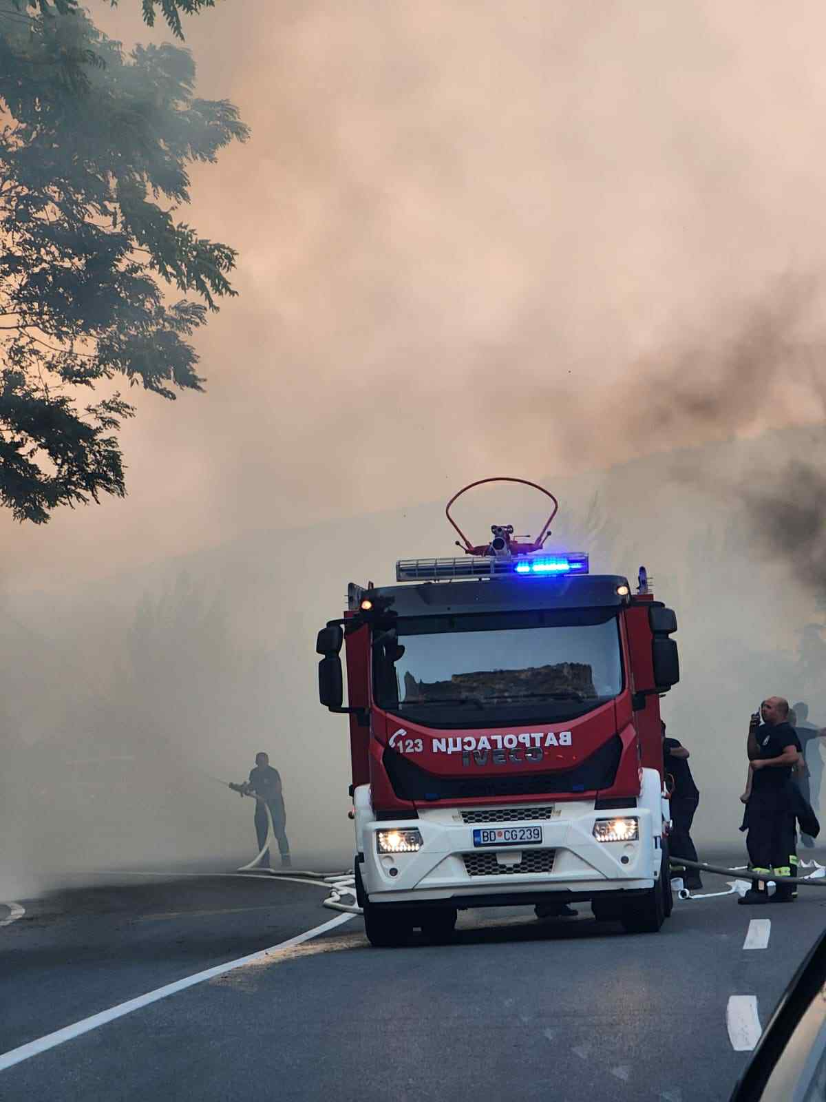  Barski vatrogasci odbranili kuće u Čanju: Na terenu im pomaže i Vojska Crne Gore 