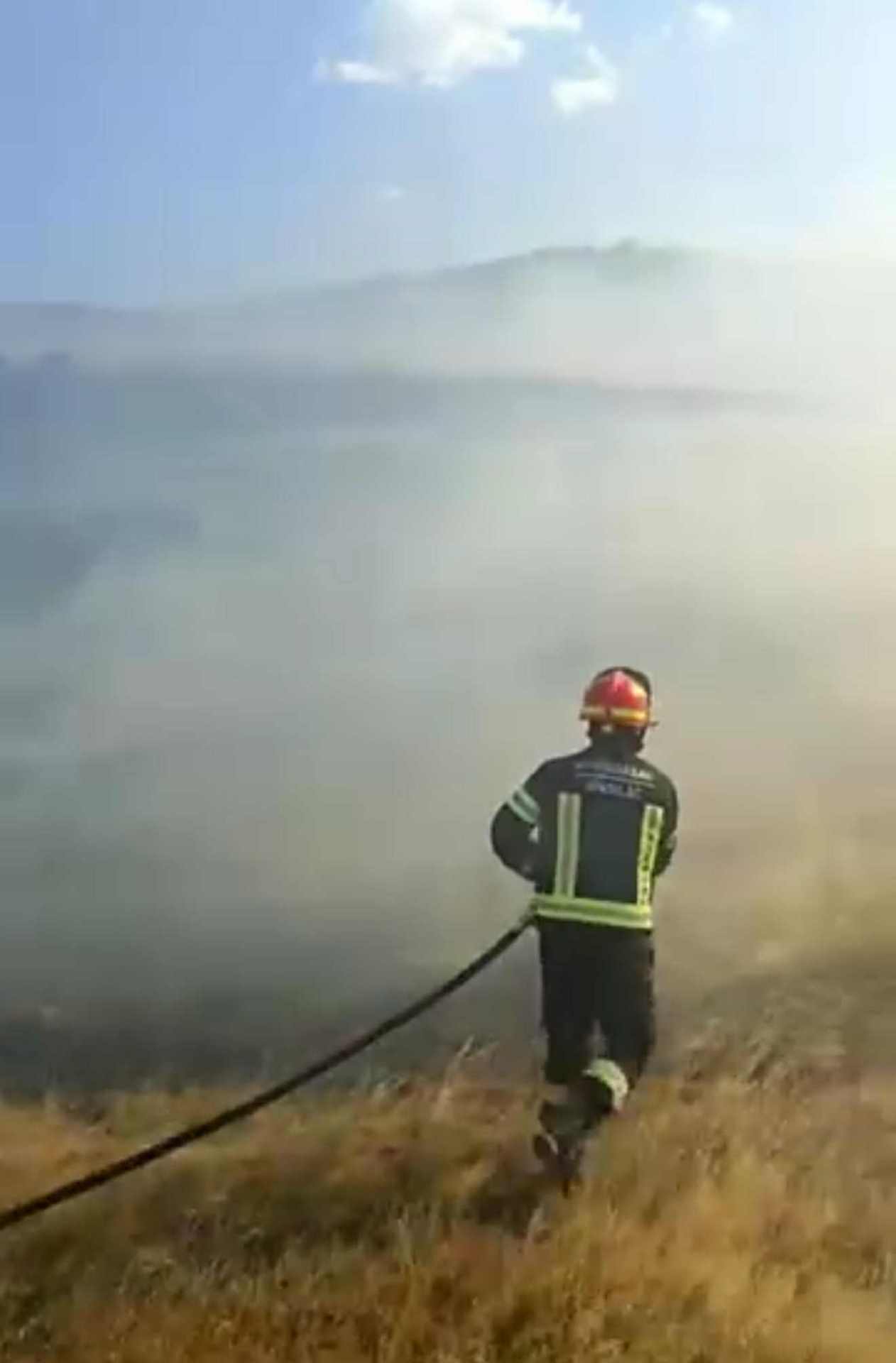  Veliki požar u Podostrogu iznad Budve: Jak vjetar pomaže u širenju vatre 
