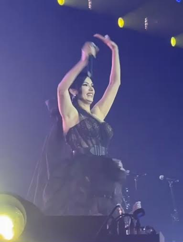  Tanja Savić sa sinovima u kafani  