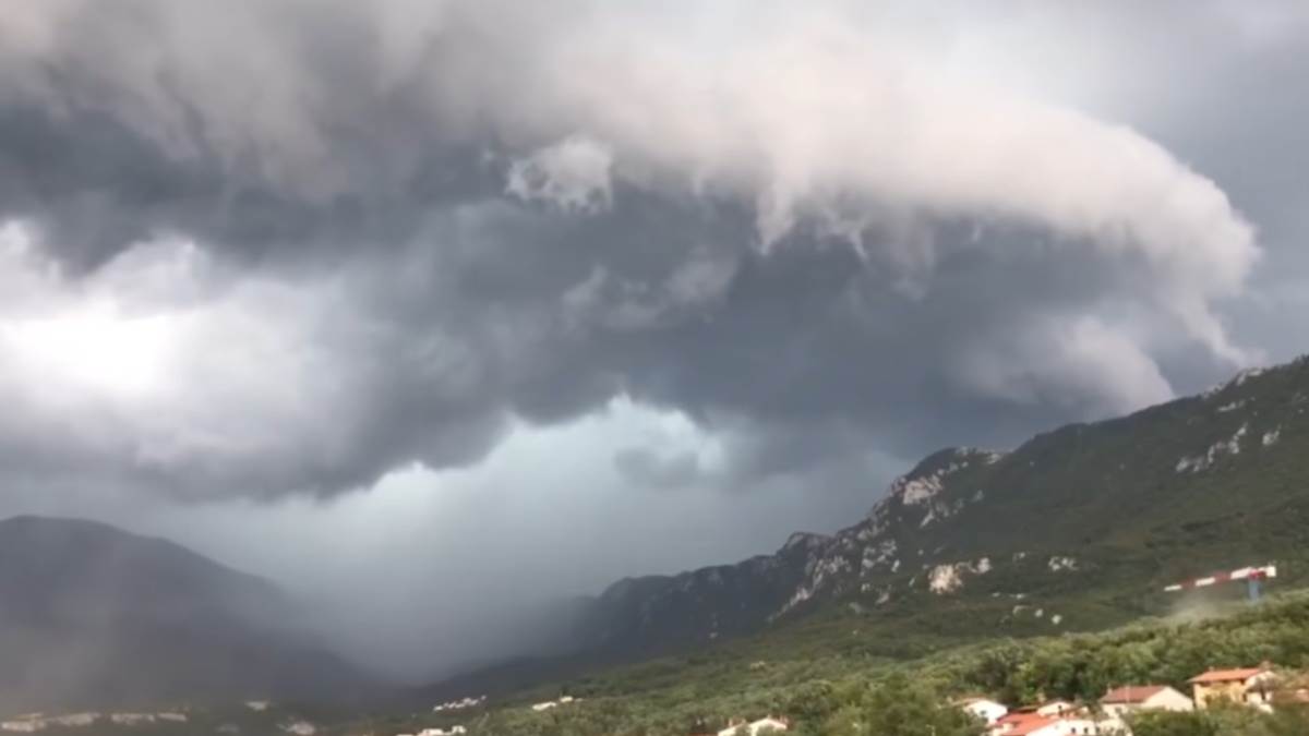  "Kakav monstrum stiže, puknulo više od 5.000 munja": Zastrašujuće fotografije nevremena u Hrvatskoj 