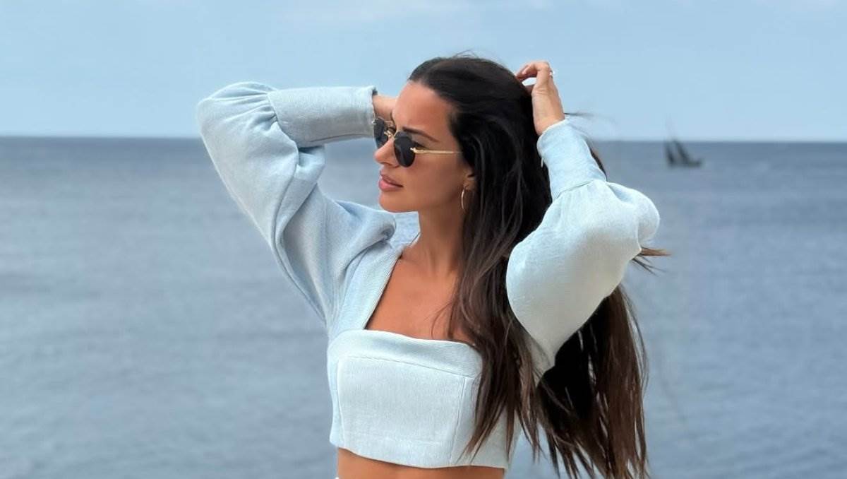  Kosjerina u bijelom kupaćem, a svi gledaju samo u njene obline 