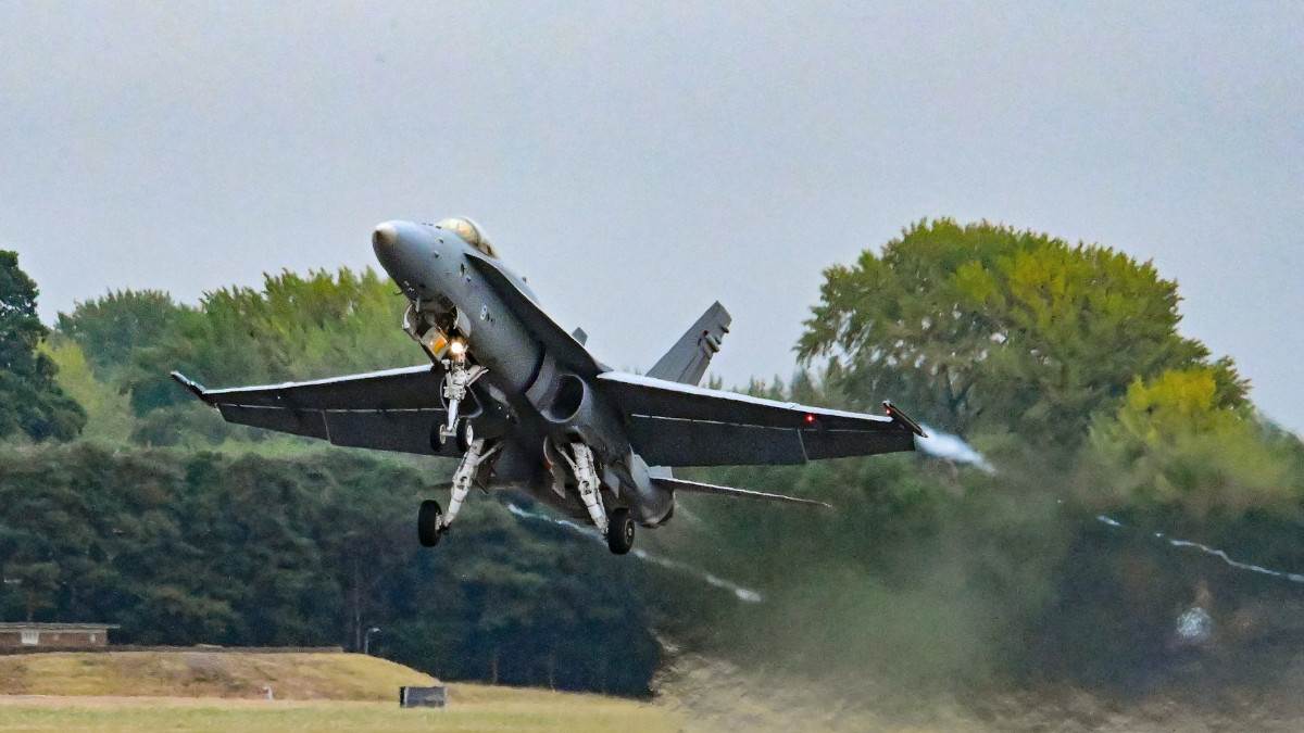  Zastrašujući snimak: Američki borbeni avion se zapalio tokom polijetanja, eksplozija se čula kilometrima daleko 