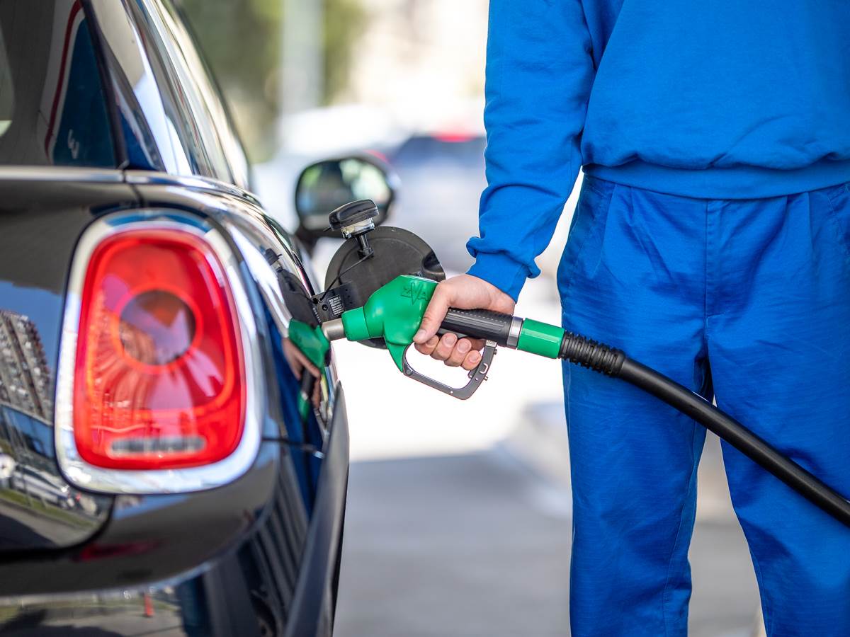  Od ponoći sve vrste goriva jeftinije 