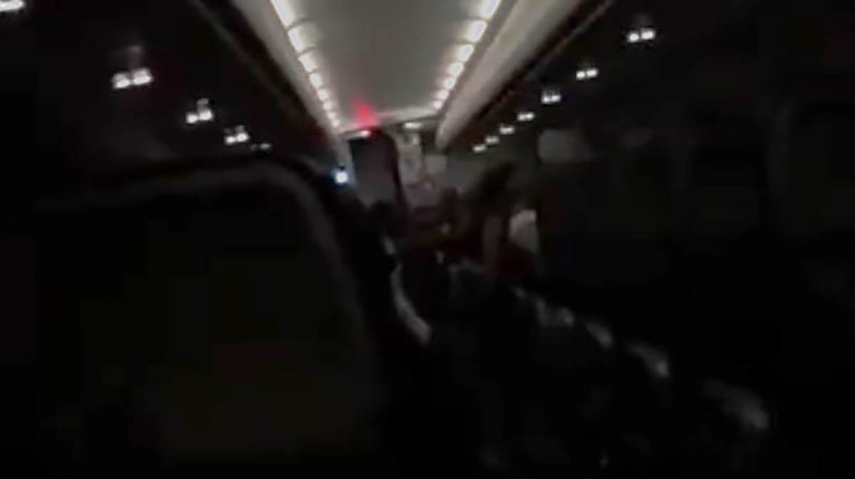  Putnici vrište dok se trese avion 