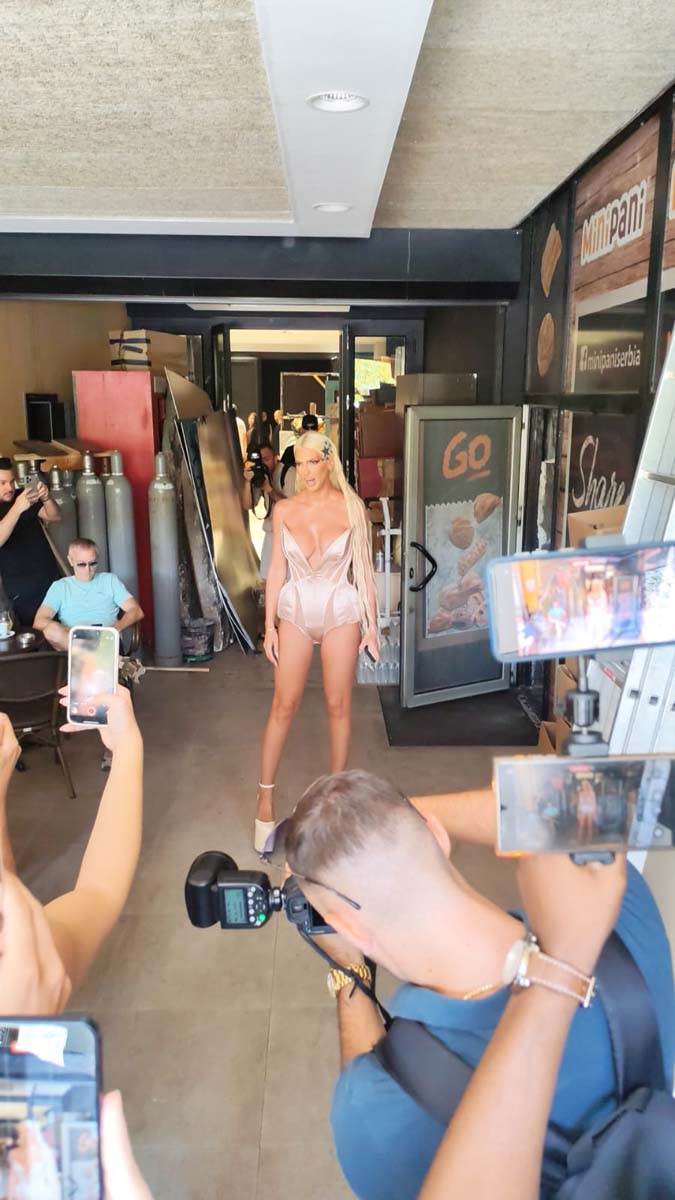  Jelena Karleuša stigla u centar Beograda: Haljina jedva drži silikone 
