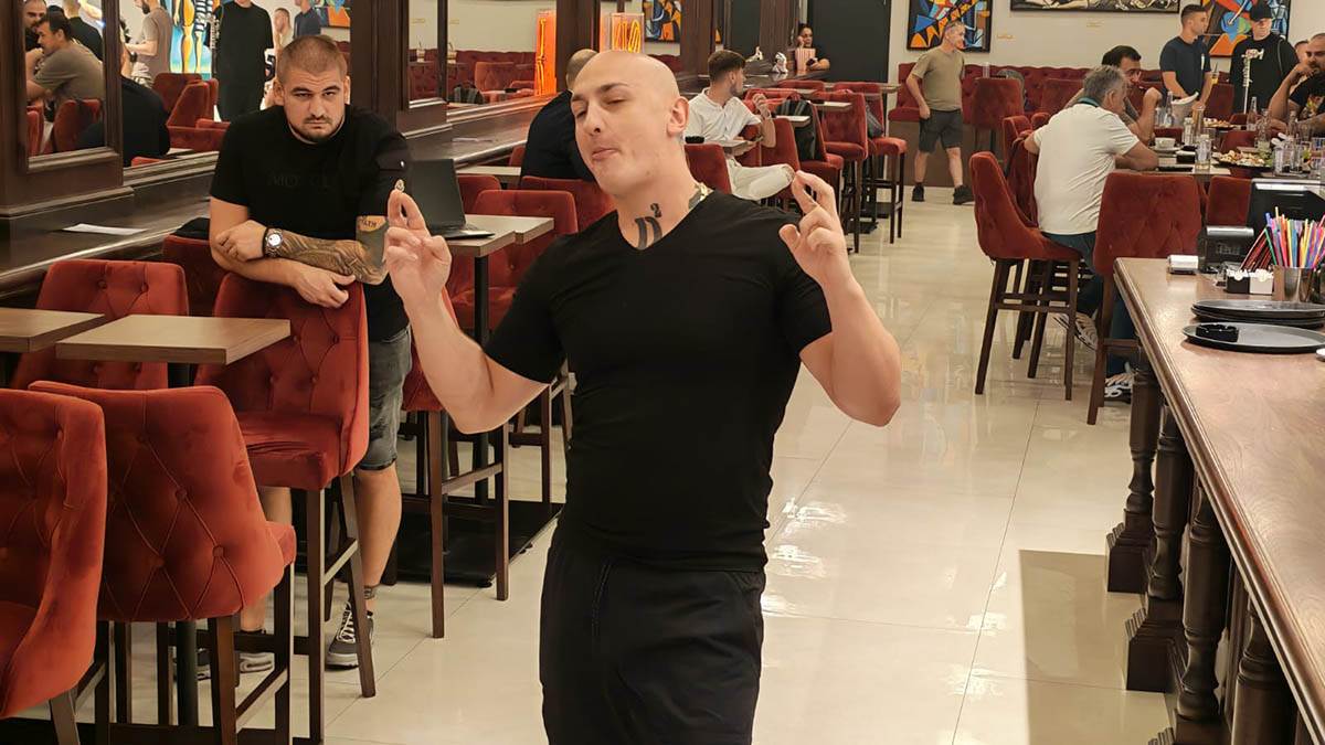  "Od knjige nemaš ništa, bajo, samo za potpalu": Desingerica šokirao izjavom, pa isprozivao Bosanca  