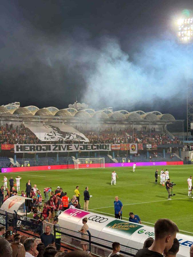  Navijači odali počast stradalom vojniku 