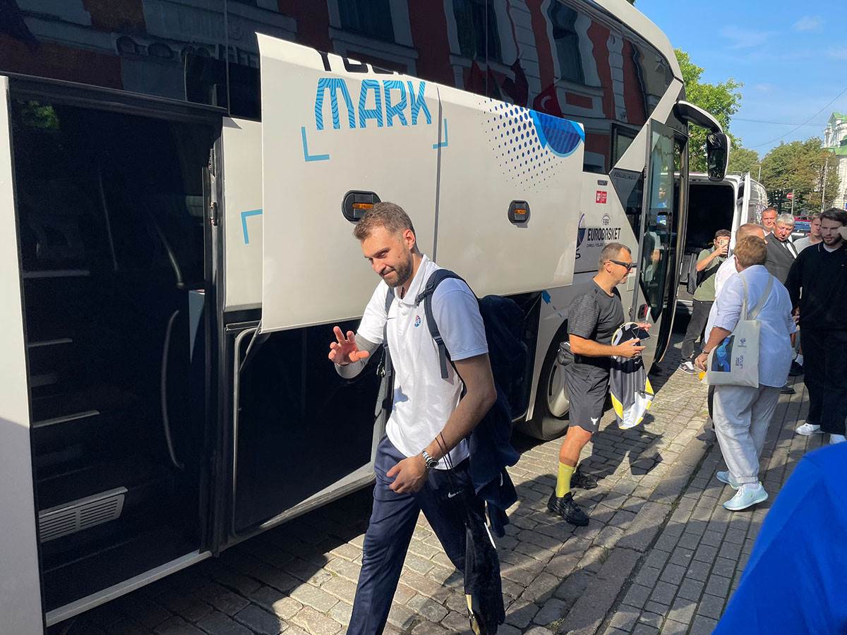  Pogledajte ispraćaj Srbije sa Eurobasketa 2025: Srbija čekala Vasu, Jokić pozdravljao navijače 