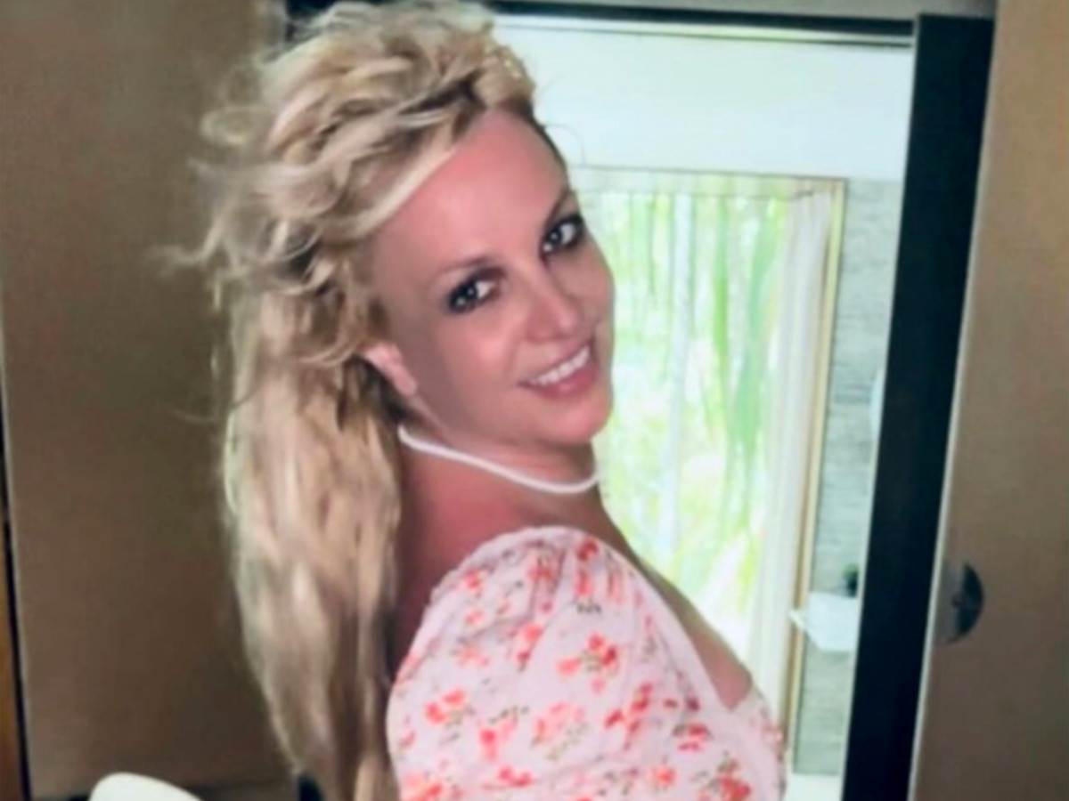  Snima se u donjem vešu, a kuća umazana izmetom: Prijatelji slavne pjevačice otkrili jezive detalje ( 