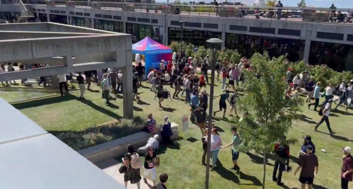  NECENZURISAN SNIMAK UBISTVA ČARLIJA KIRKA! Metak pogađa Trampovog saradnika u vrat 