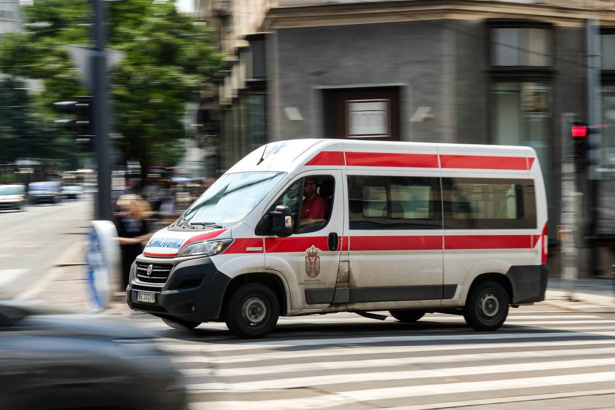  Drama na Zvezdari: Izboden muškarac (33), bore mu se za život 