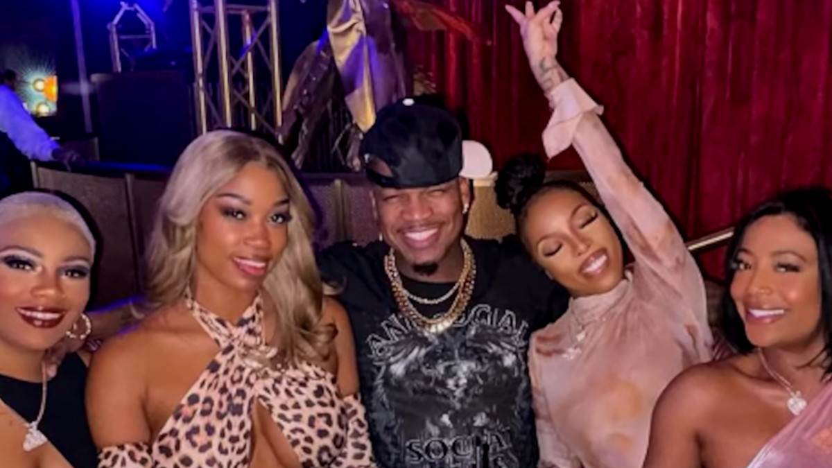  Popularni pjevač u vezi sa 4 žene 