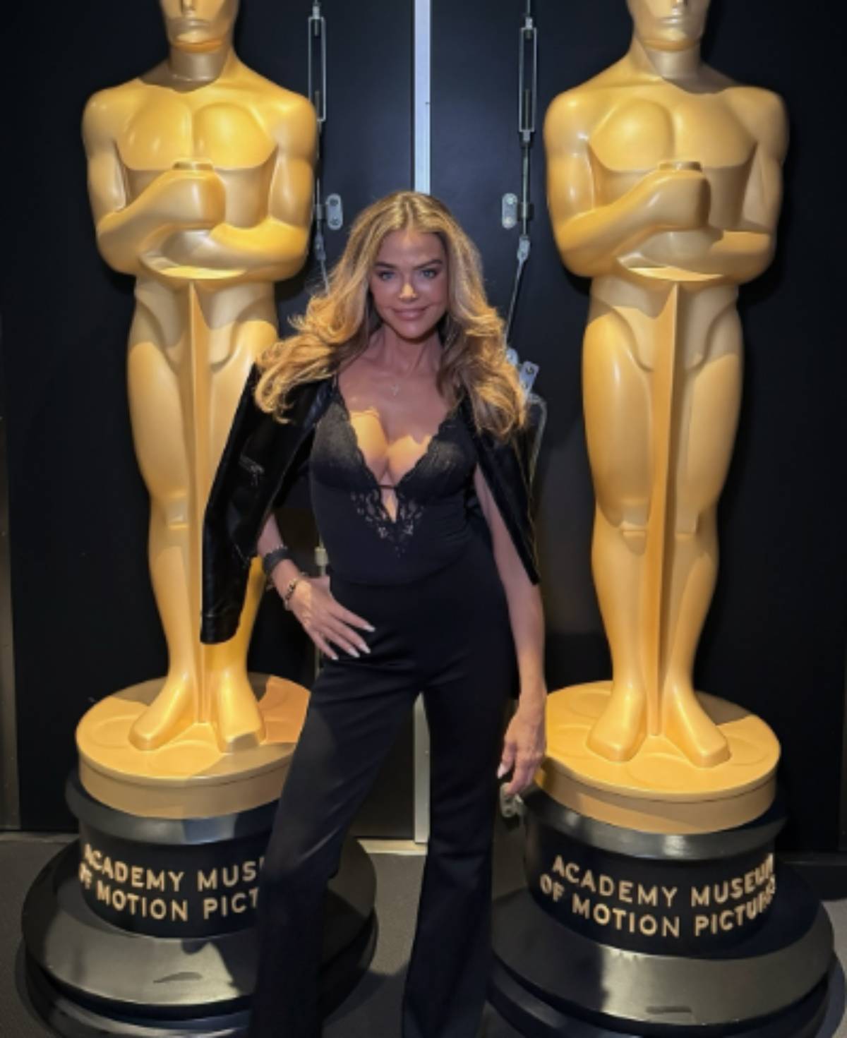  Nakon pakla sa bivšim i nasilja pojavila se 20 godina mlađa na crvenom tepihu: Glumica konačno progovorila o operacijama 