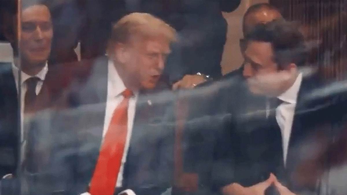  Na pomolu pomirenje decenije? Otkriveno o čemu su Tramp i Mask razgovarali na komemoraciji Čarliju Kirku (Video) 