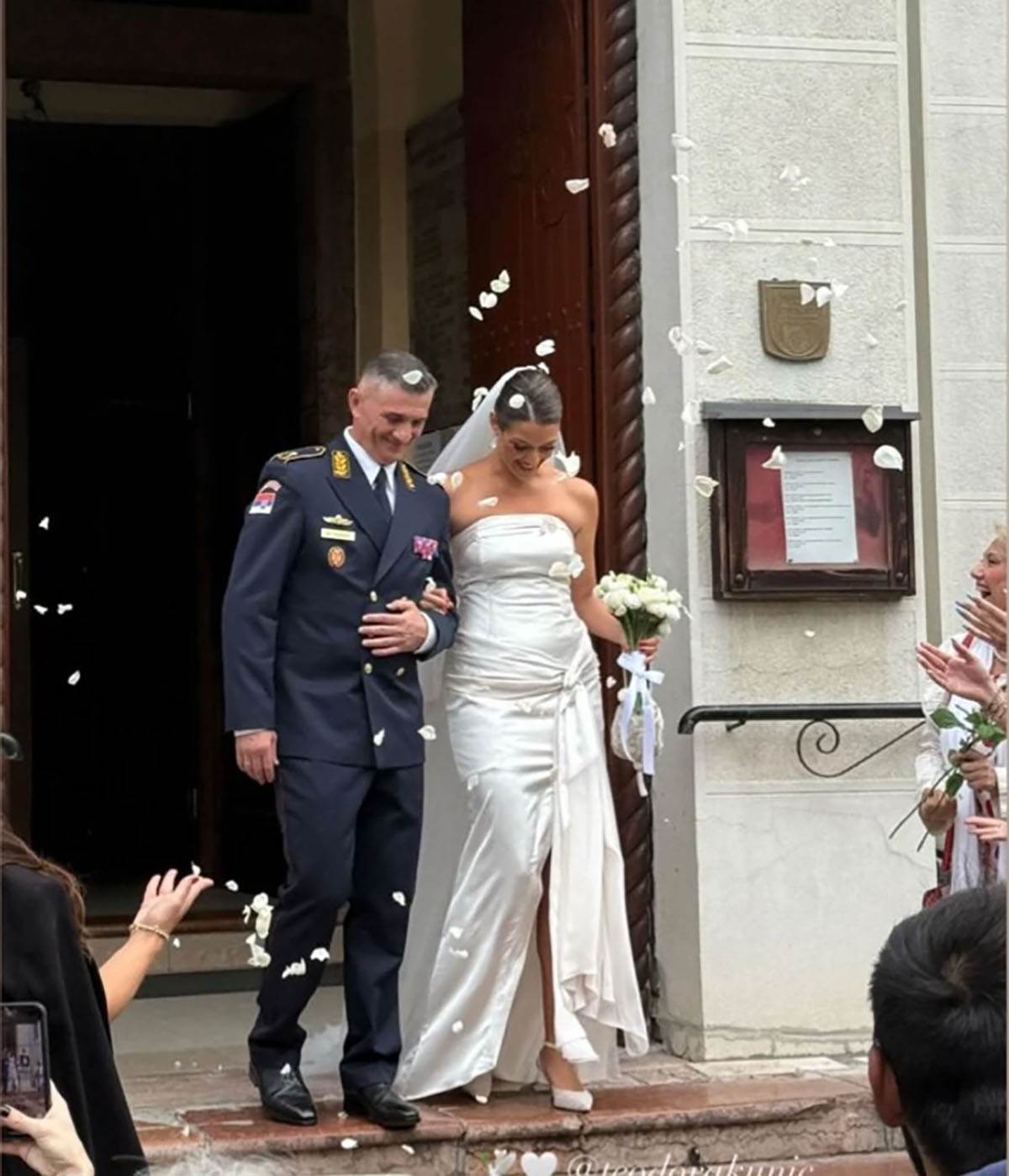  Na svadbu s 23 godine mlađom Teodorom došao u uniformi: Ko je general Talijan, novi zet Suzane Manči 