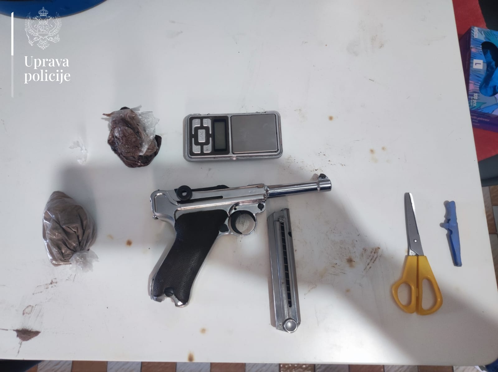  Pretresom pronađeno 110 grama heroina, marihuana, kokain, novac i pištolj, uhapšena  dva lica 