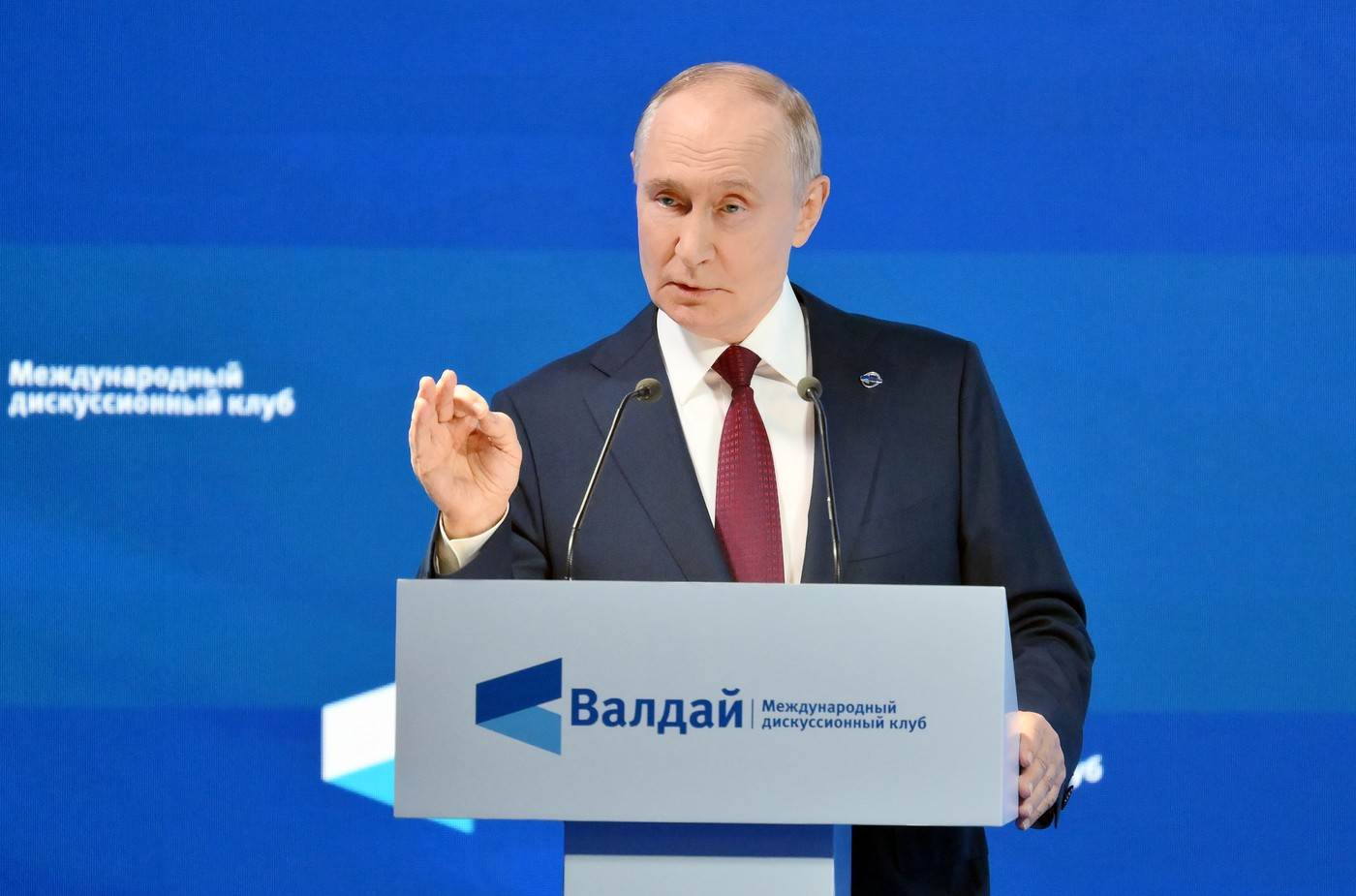  "NEKI ZAPADNI CENTRI MOĆI ŽELE NA SILU DA SMIJENE VLAST U SRBIJI"  Putin govorio o obojenoj revoluciji 