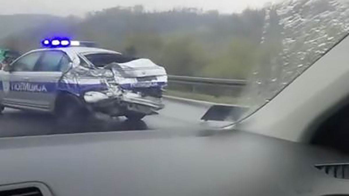  Dva teška udesa kod Bubanj potoka: Automobili potpuno uništeni, učestvovalo i policijsko vozilo (Video) 