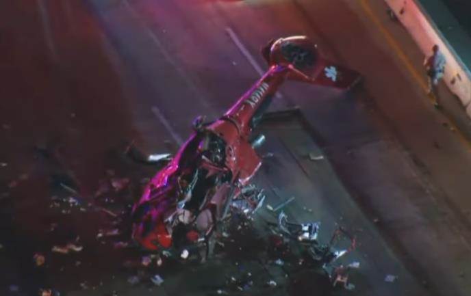  HELIKOPTER PAO NA AUTOPUT U AMERICI! Ljudi golim rukama dizali djelove smrskane letjelice da izvuku  