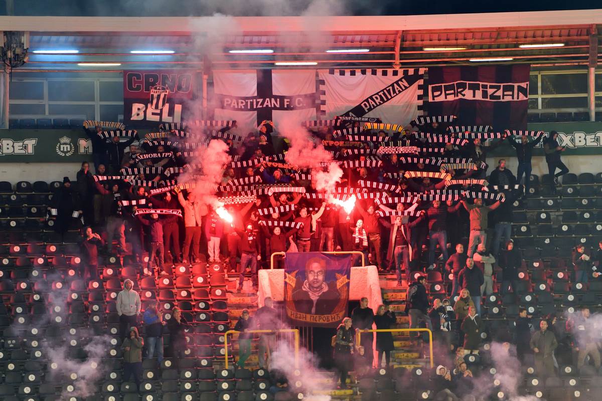  Brutalna tuča ispred stadiona FK Partizan 