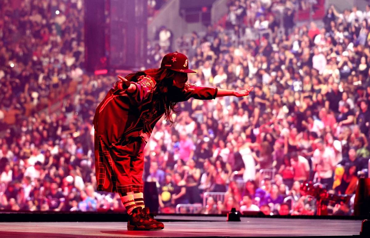  Bili Ajliš pala nakon što ju je nasilno povukao obožavatelj 