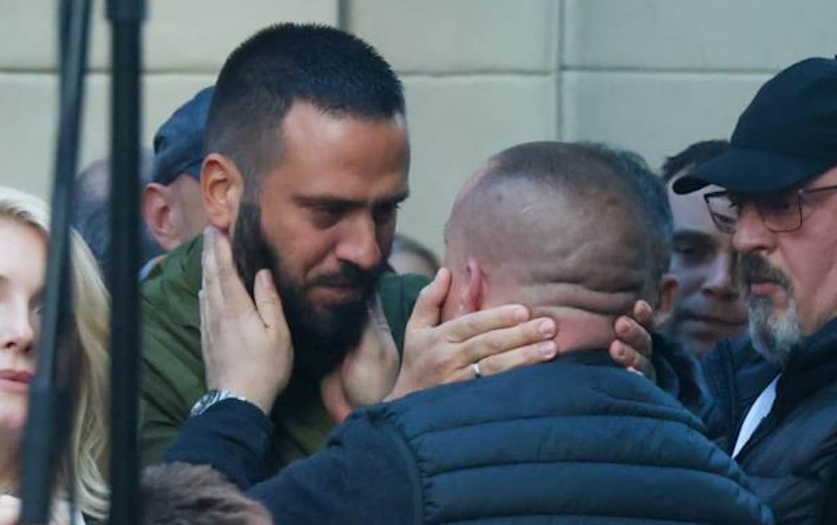   Sin Marinka Rokvića drži Halidovog Dina i ne pušta ga, obojica zaplakali  